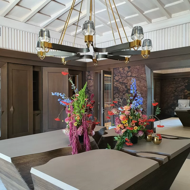 Dekorēta telpa ar lielām ziedu kompozīcijām interjerā